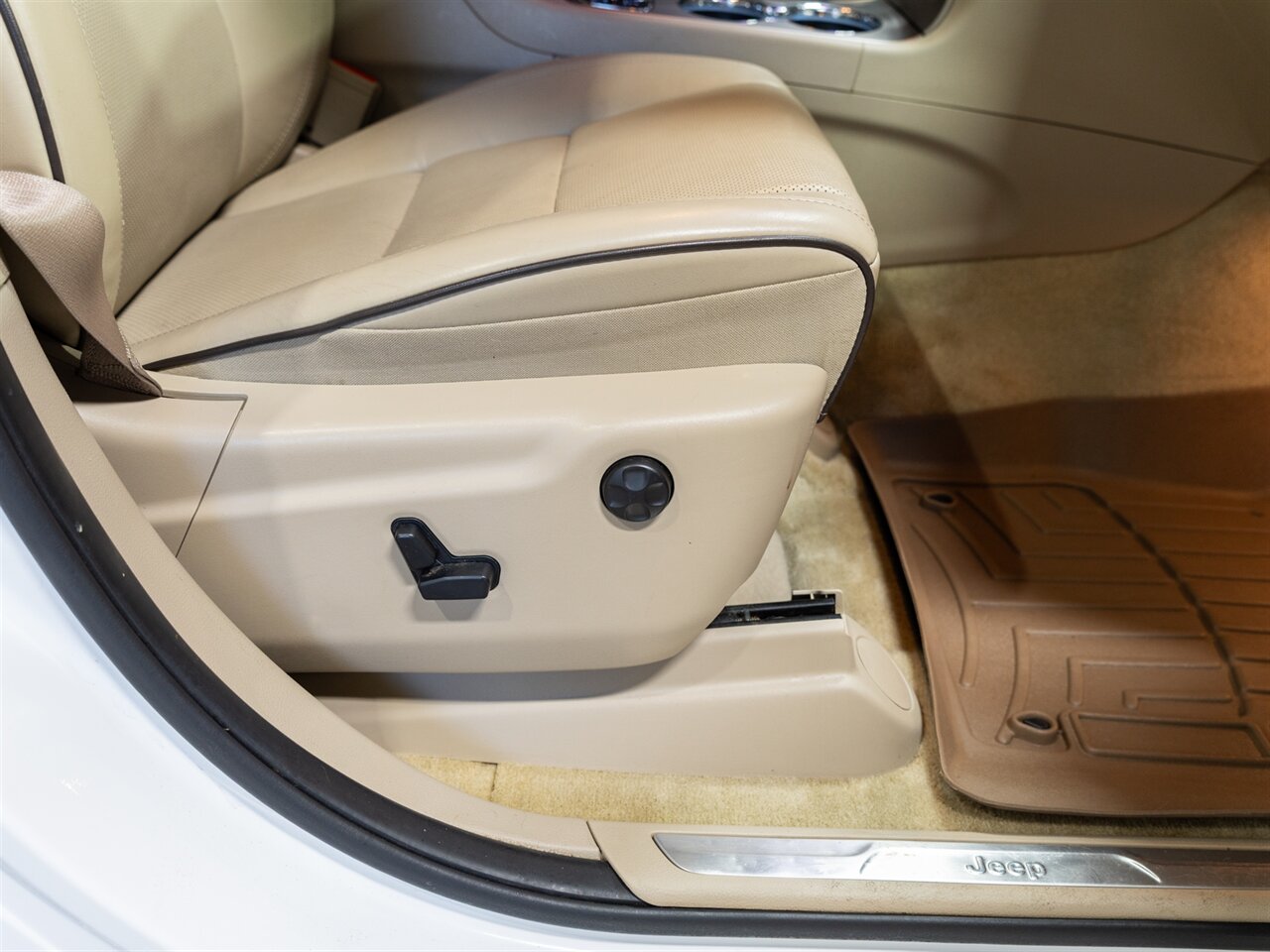 2015 Jeep Grand Cherokee Overland - Photo 28 - Peoria, IL 61615