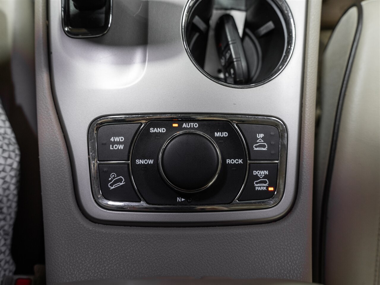 2015 Jeep Grand Cherokee Overland - Photo 35 - Peoria, IL 61615