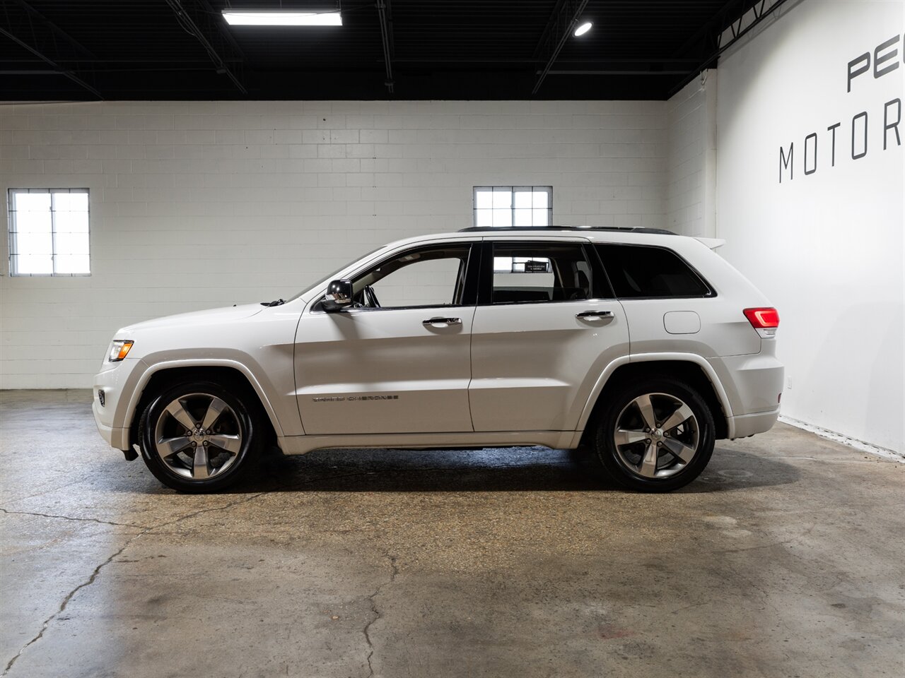 2015 Jeep Grand Cherokee Overland - Photo 10 - Peoria, IL 61615