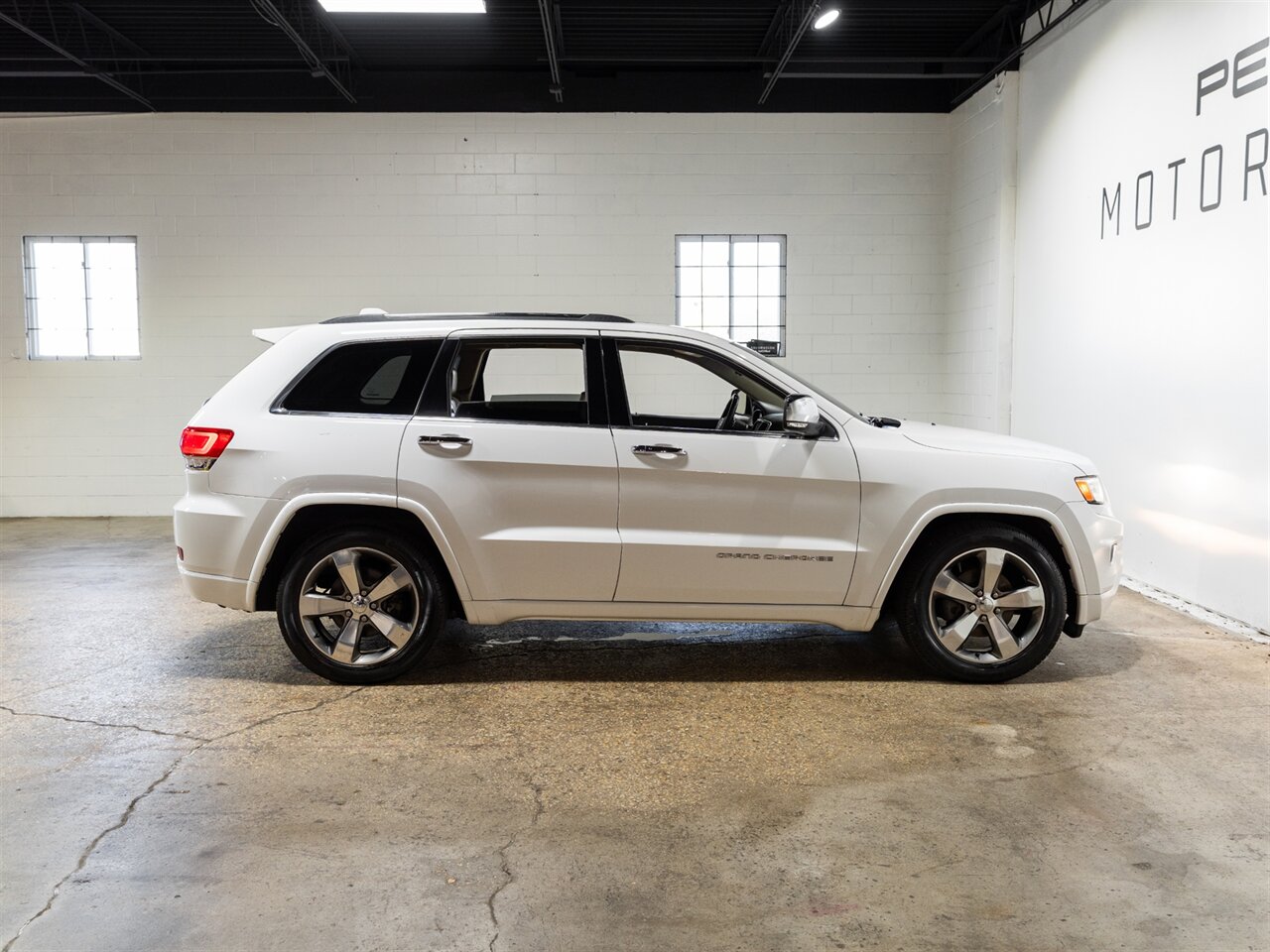 2015 Jeep Grand Cherokee Overland - Photo 6 - Peoria, IL 61615
