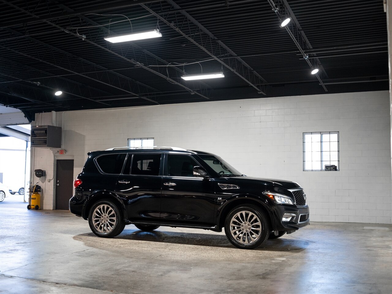 2015 INFINITI QX80 7-Passenger - Photo 34 - Peoria, IL 61615