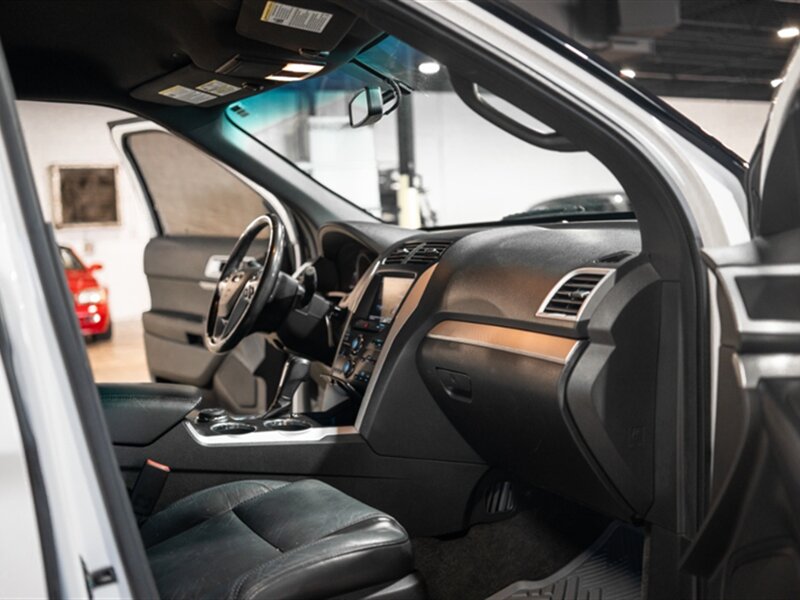 2013 Ford Explorer XLT photo 14