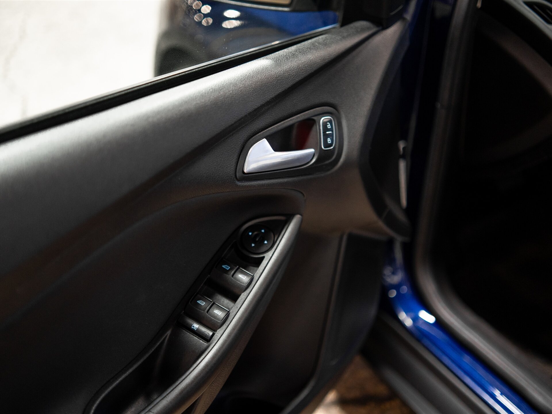 2017 Ford Focus SEL photo 35