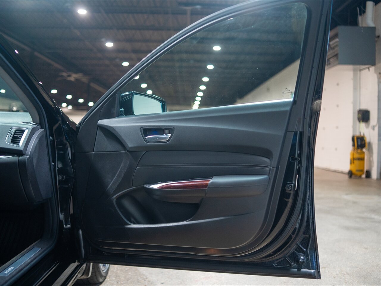2015 Acura TLX V6 w/Tech - Photo 30 - Peoria, IL 61615