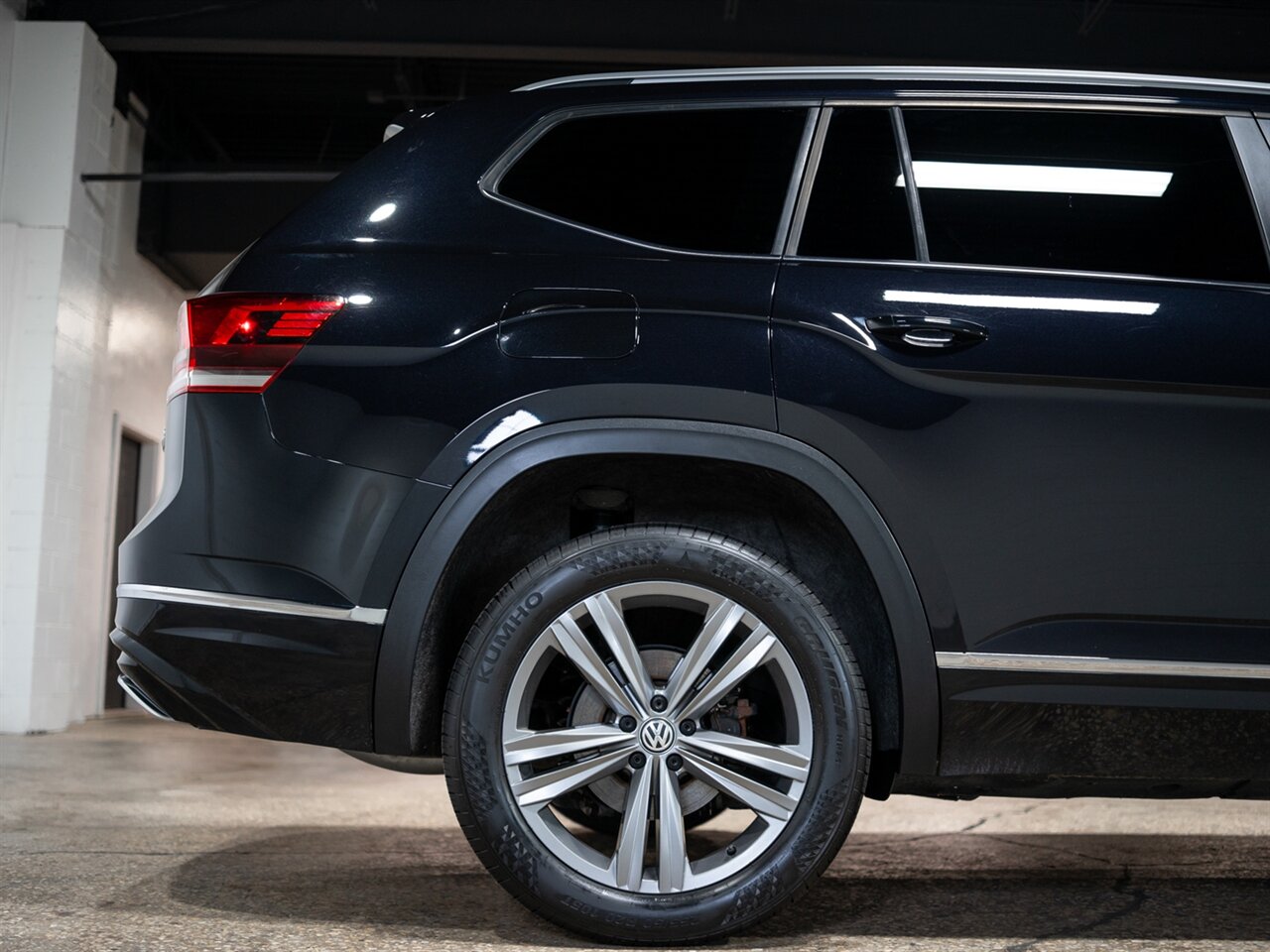 2019 Volkswagen Atlas V6 SE R-Line 4Motion - Photo 13 - Peoria, IL 61615