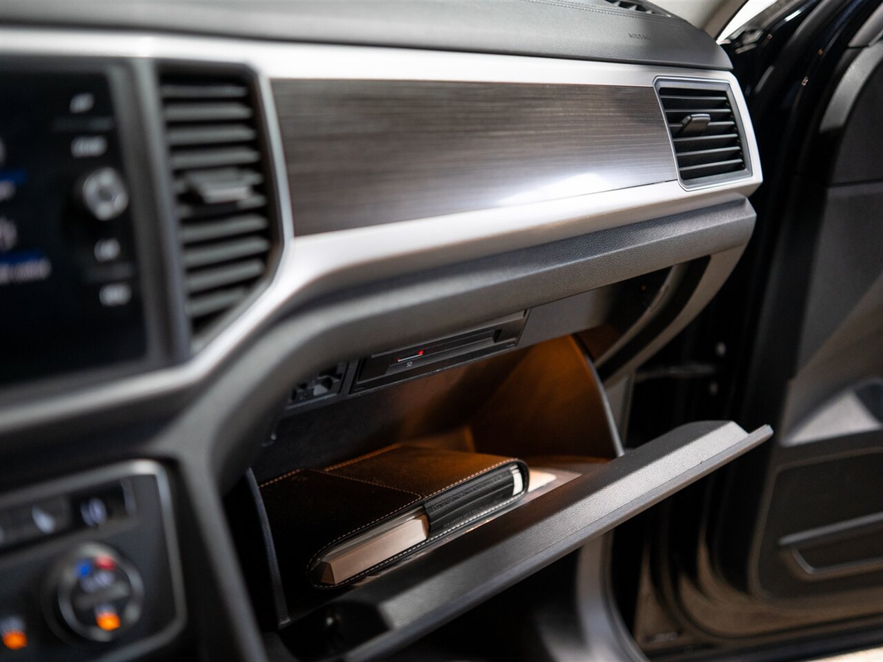 2019 Volkswagen Atlas V6 SE R-Line 4Motion - Photo 33 - Peoria, IL 61615