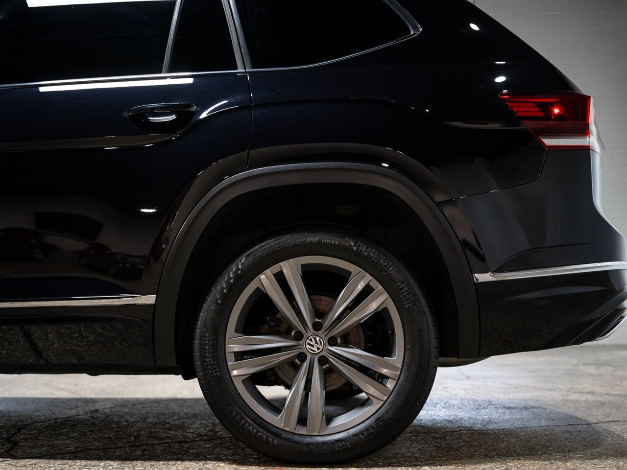 2019 Volkswagen Atlas V6 SE R-Line 4Motion - Photo 11 - Peoria, IL 61615