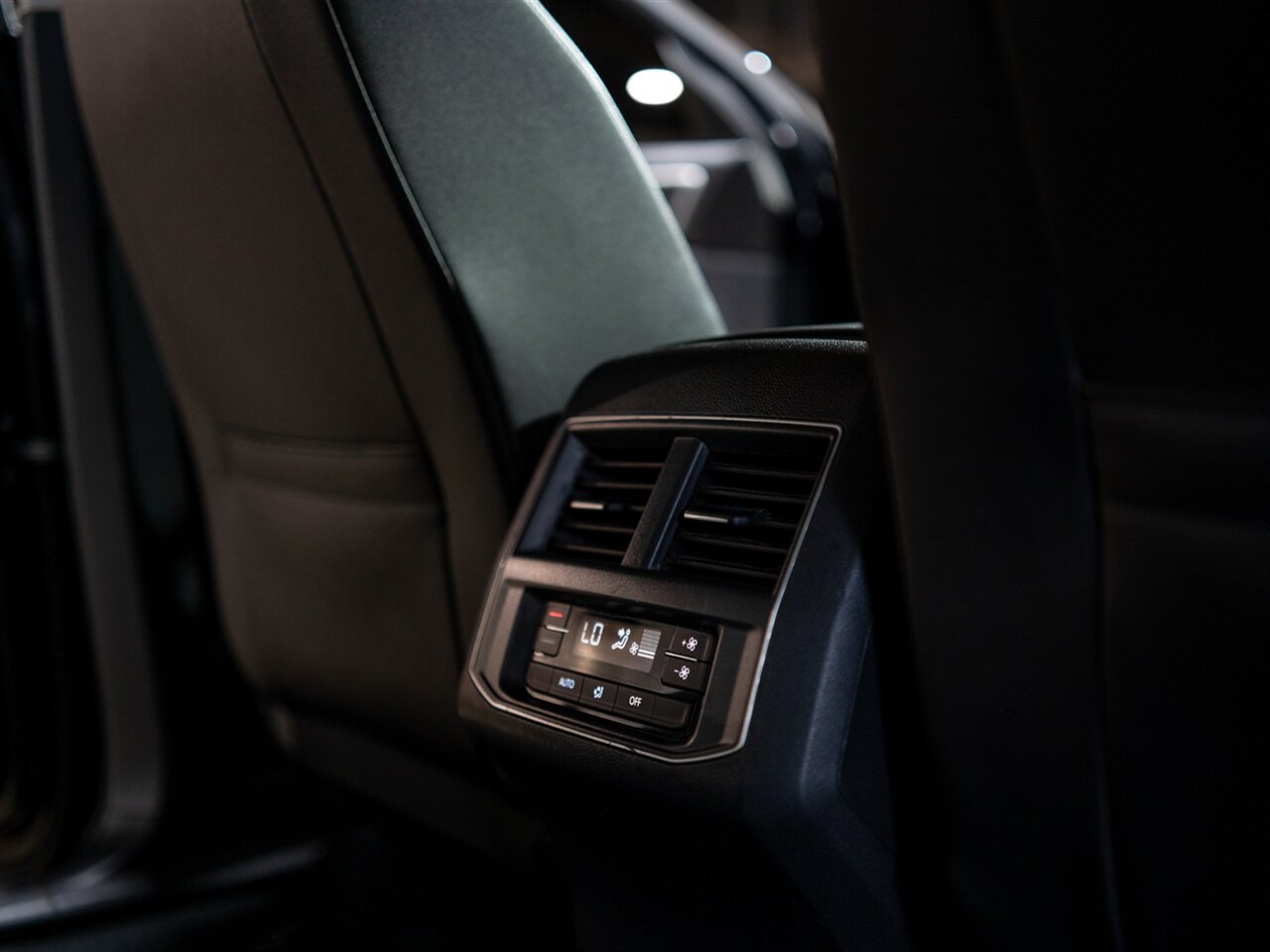2019 Volkswagen Atlas V6 SE R-Line 4Motion - Photo 34 - Peoria, IL 61615
