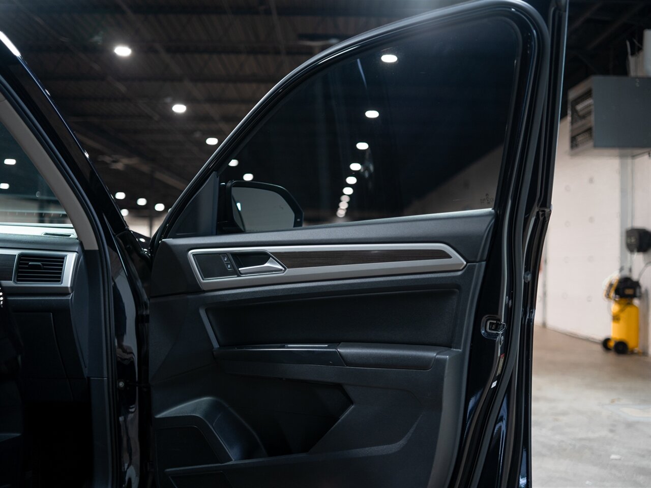 2019 Volkswagen Atlas V6 SE R-Line 4Motion - Photo 36 - Peoria, IL 61615