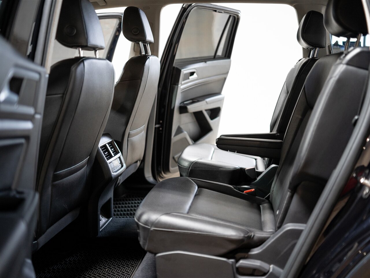 2019 Volkswagen Atlas V6 SE R-Line 4Motion - Photo 29 - Peoria, IL 61615