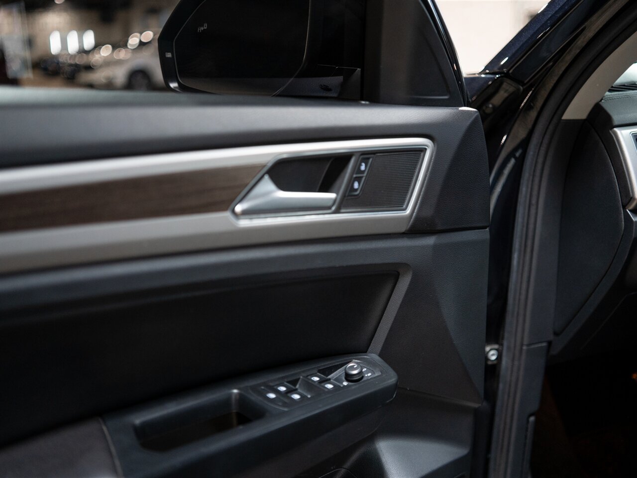 2019 Volkswagen Atlas V6 SE R-Line 4Motion - Photo 39 - Peoria, IL 61615