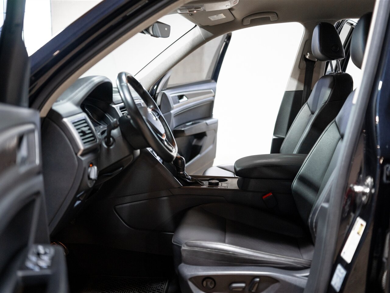 2019 Volkswagen Atlas V6 SE R-Line 4Motion - Photo 30 - Peoria, IL 61615