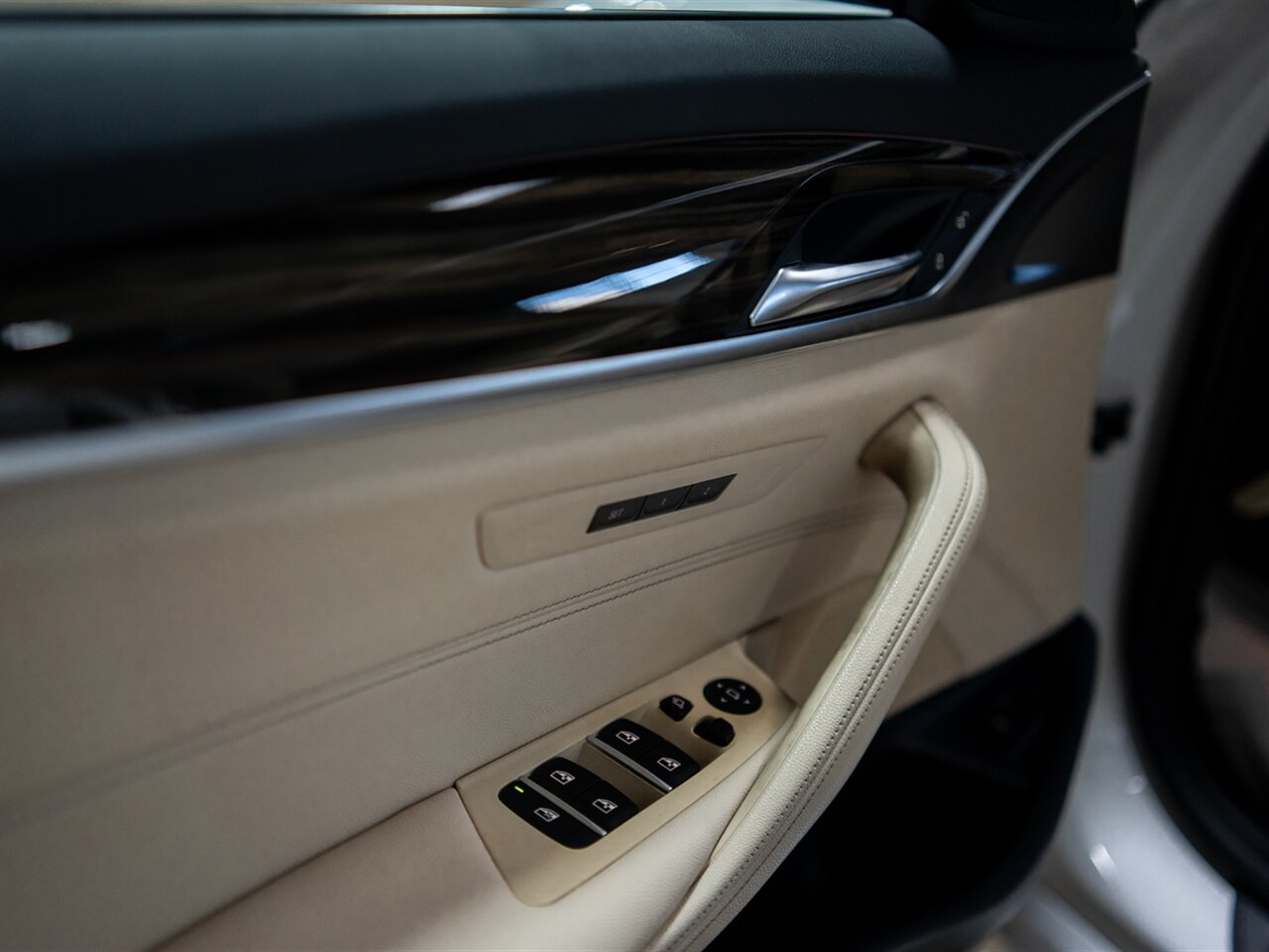 2022 BMW 5 Series 530i xDrive - Photo 33 - Peoria, IL 61615