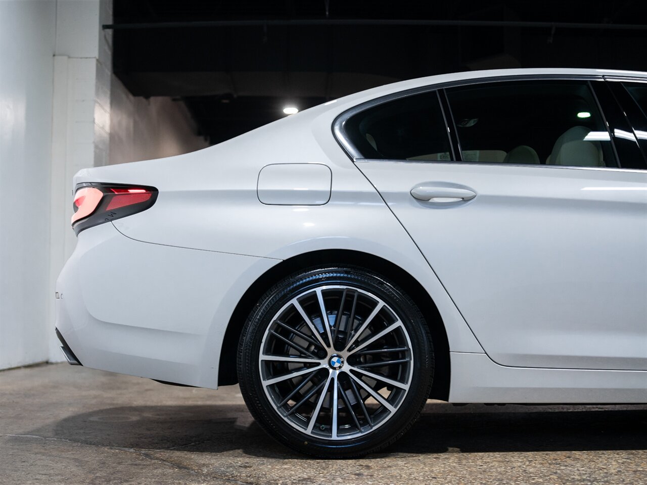 2022 BMW 5 Series 530i xDrive - Photo 12 - Peoria, IL 61615