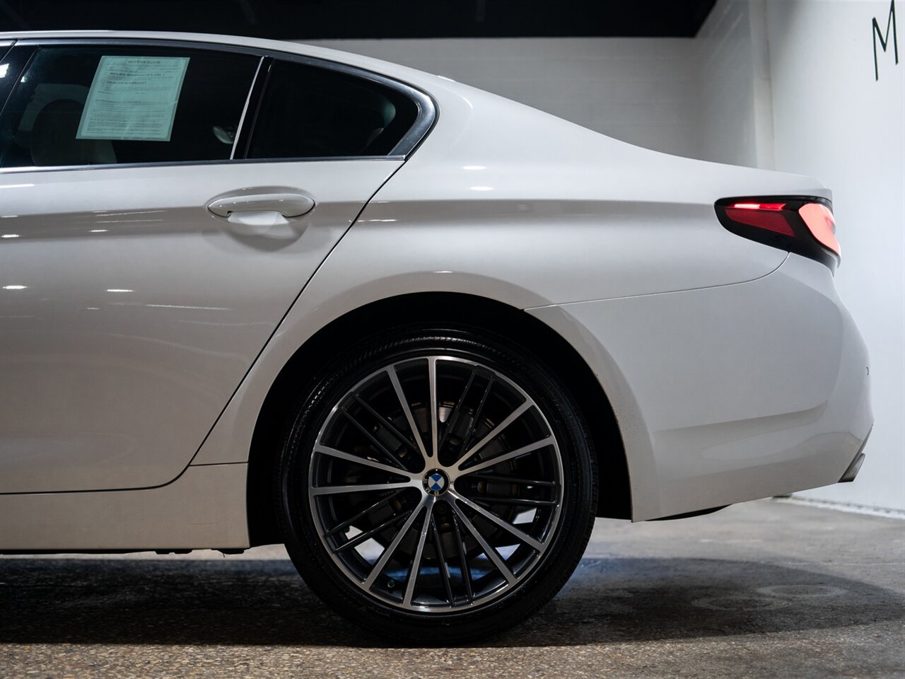 2022 BMW 5 Series 530i xDrive - Photo 11 - Peoria, IL 61615