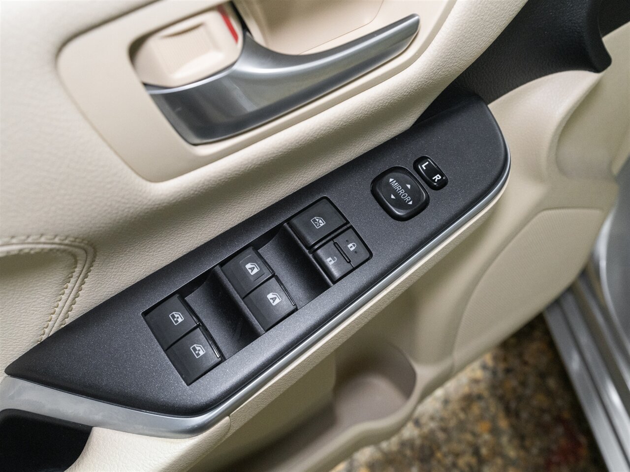 2015 Toyota Camry XLE   - Photo 6 - Peoria, IL 61615