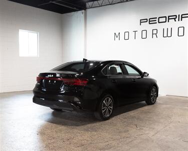 2022 Kia Forte LXS   - Photo 8 - Peoria, IL 61615