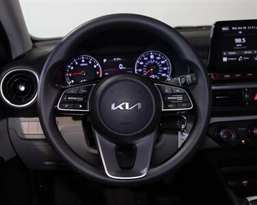 2022 Kia Forte LXS   - Photo 18 - Peoria, IL 61615