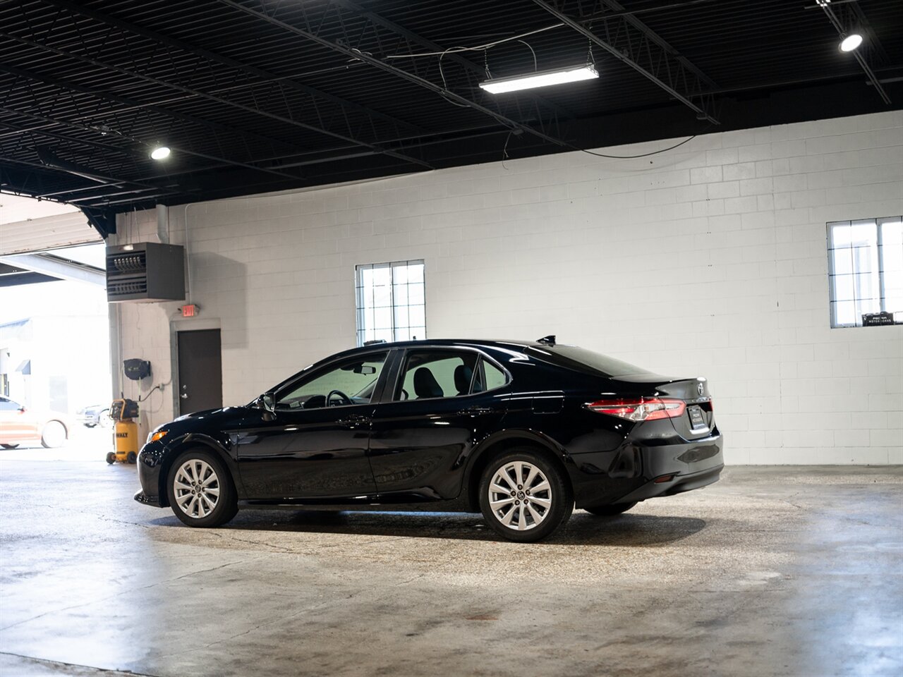 2019 Toyota Camry LE - Photo 4 - Peoria, IL 61615