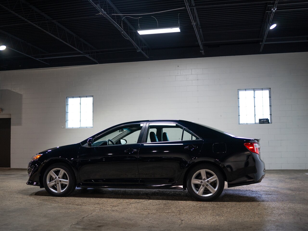 2014 Toyota Camry SE   - Photo 9 - Peoria, IL 61615