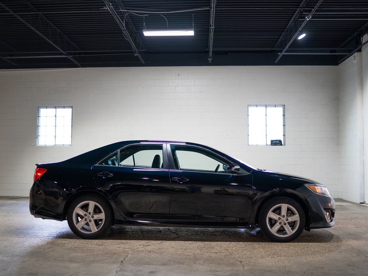 2014 Toyota Camry SE   - Photo 10 - Peoria, IL 61615