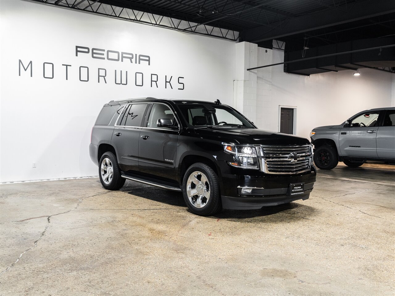 2017 Chevrolet Tahoe Premier   - Photo 2 - Peoria, IL 61615