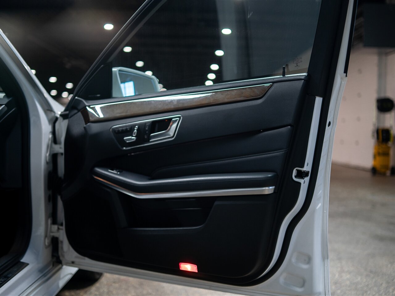 2014 Mercedes-Benz E 350 Luxury 4MATIC - Photo 36 - Peoria, IL 61615