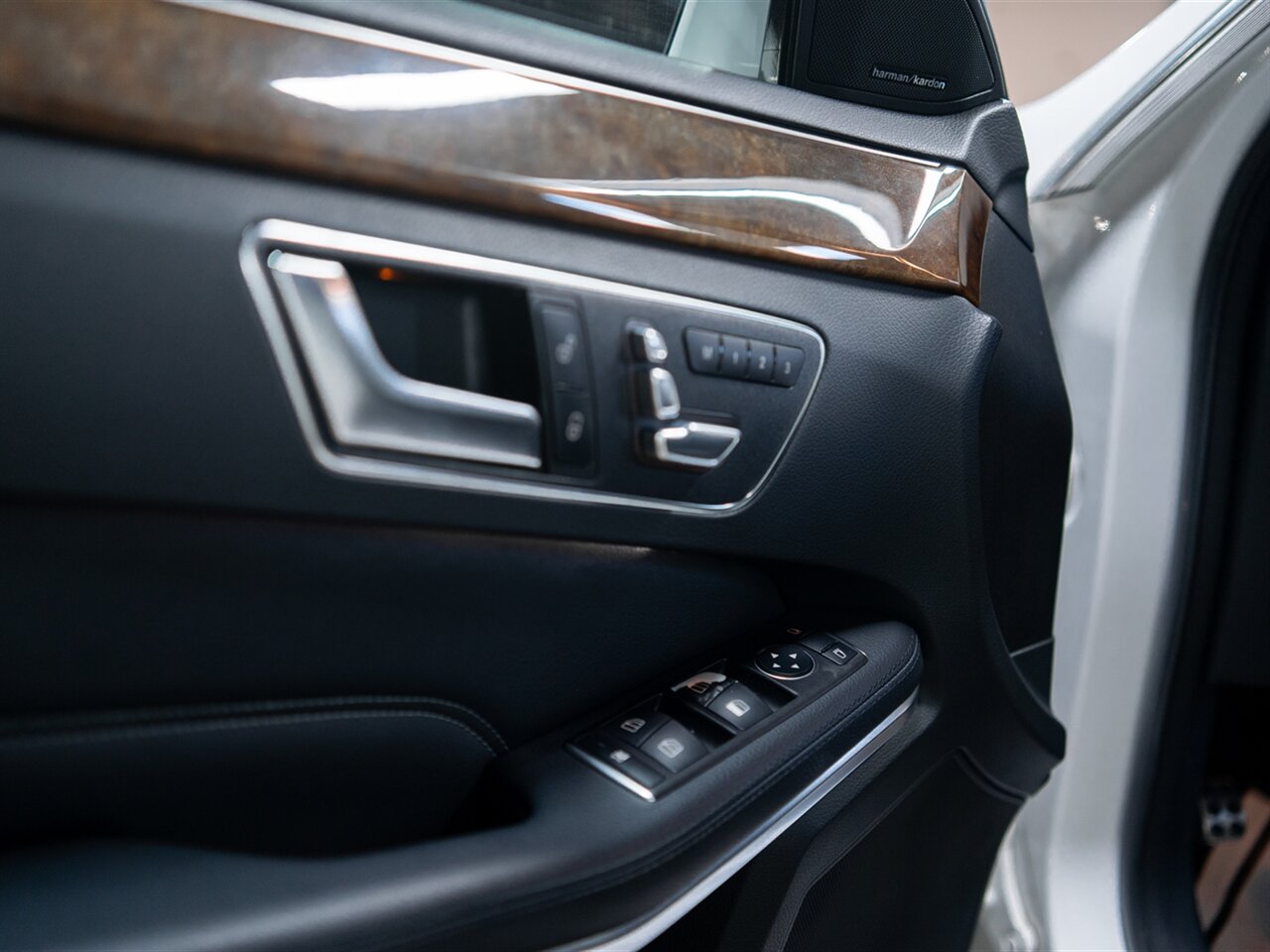 2014 Mercedes-Benz E 350 Luxury 4MATIC - Photo 29 - Peoria, IL 61615