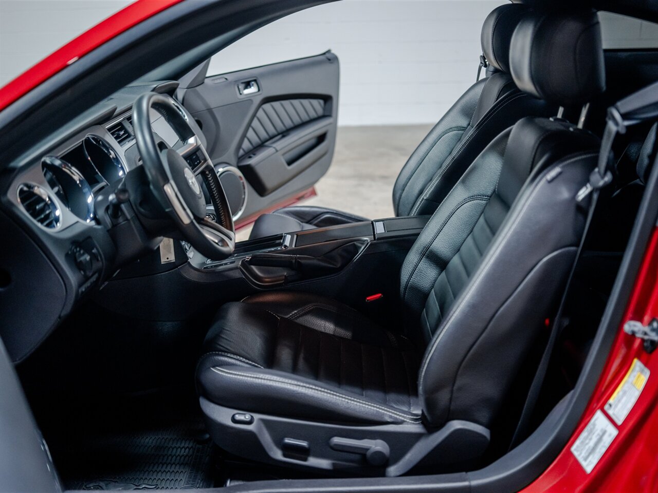 2012 Ford Mustang V6 Premium - Photo 20 - Peoria, IL 61615