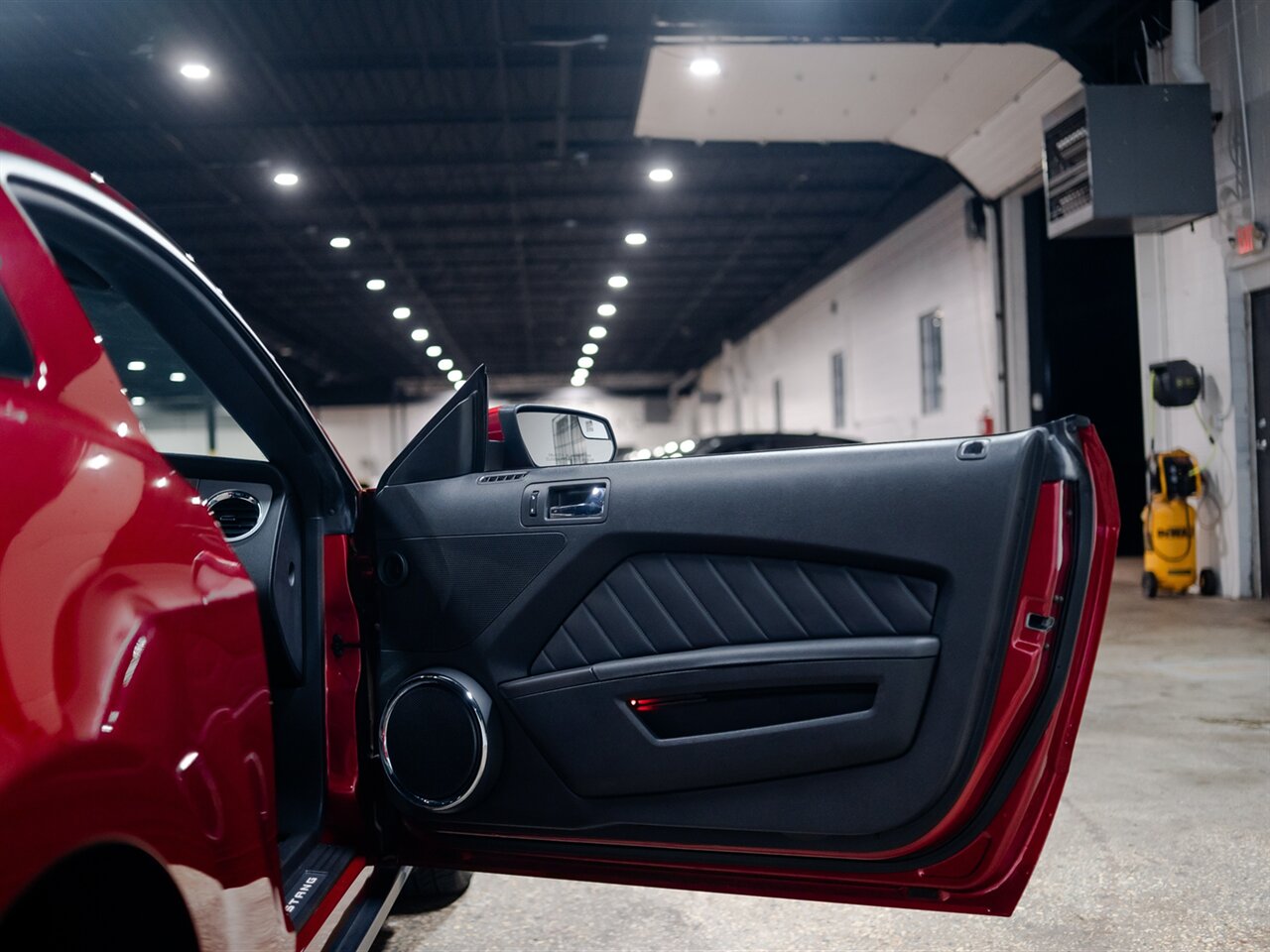 2012 Ford Mustang V6 Premium - Photo 23 - Peoria, IL 61615