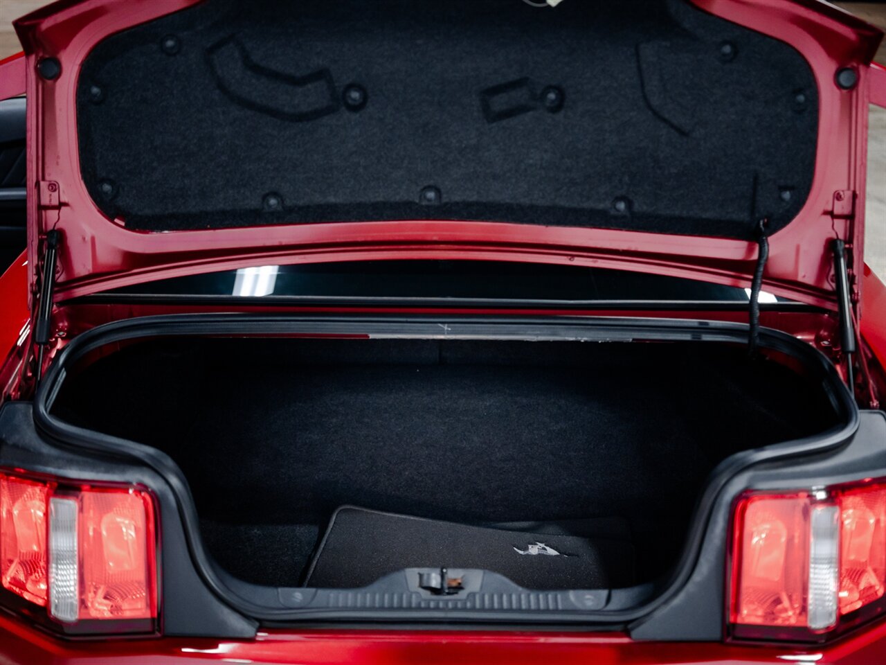 2012 Ford Mustang V6 Premium - Photo 18 - Peoria, IL 61615