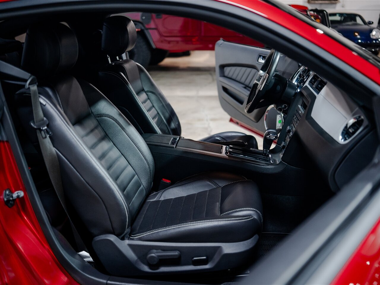 2012 Ford Mustang V6 Premium - Photo 27 - Peoria, IL 61615