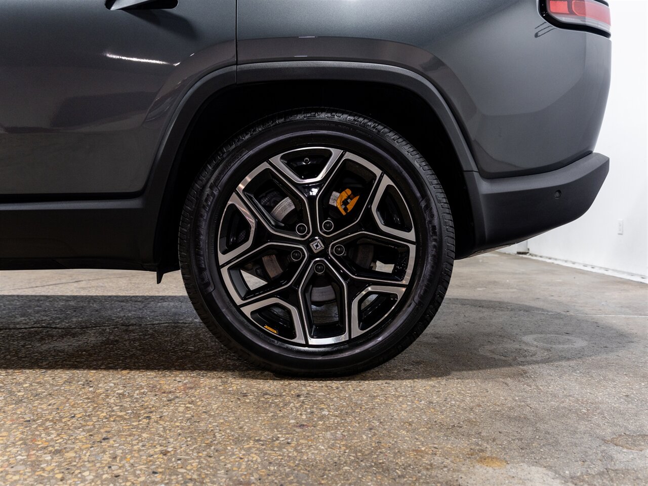2022 Rivian R1S Launch Edition - Photo 12 - Peoria, IL 61615