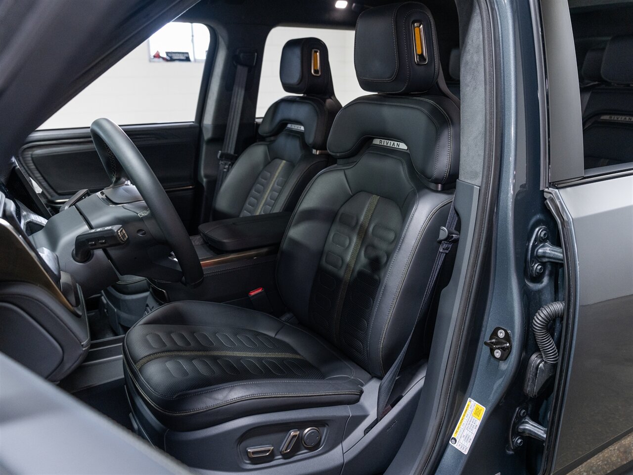 2022 Rivian R1S Launch Edition - Photo 20 - Peoria, IL 61615