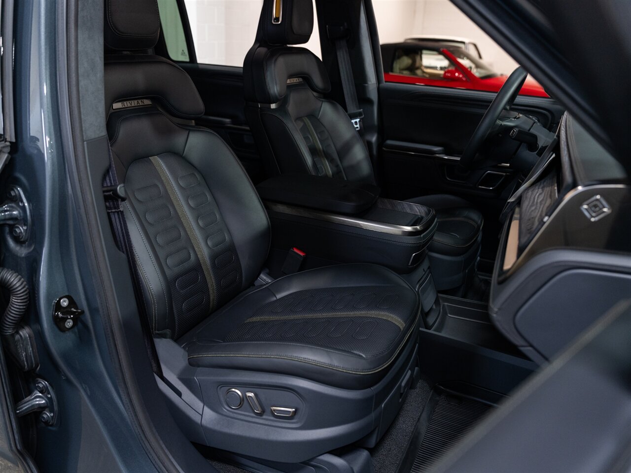 2022 Rivian R1S Launch Edition - Photo 31 - Peoria, IL 61615