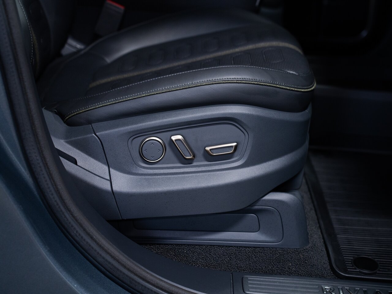 2022 Rivian R1S Launch Edition - Photo 34 - Peoria, IL 61615