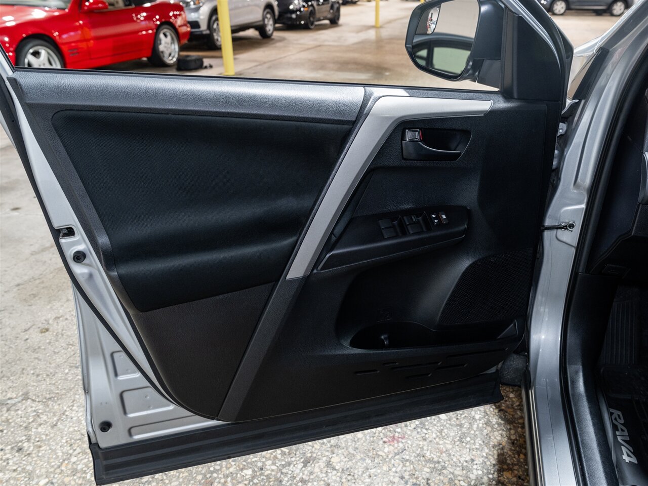 2018 Toyota RAV4 LE   - Photo 32 - Peoria, IL 61615