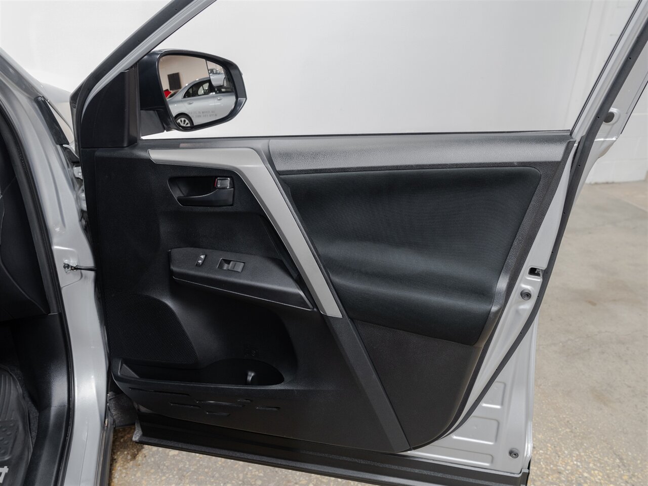 2018 Toyota RAV4 LE   - Photo 33 - Peoria, IL 61615