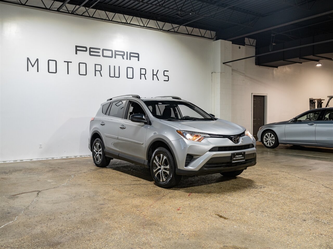 2018 Toyota RAV4 LE   - Photo 2 - Peoria, IL 61615