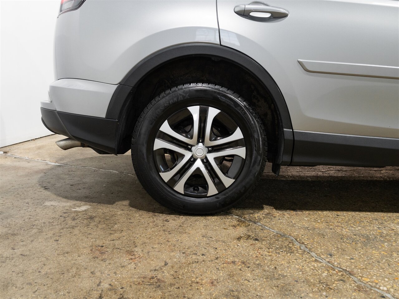 2018 Toyota RAV4 LE   - Photo 10 - Peoria, IL 61615