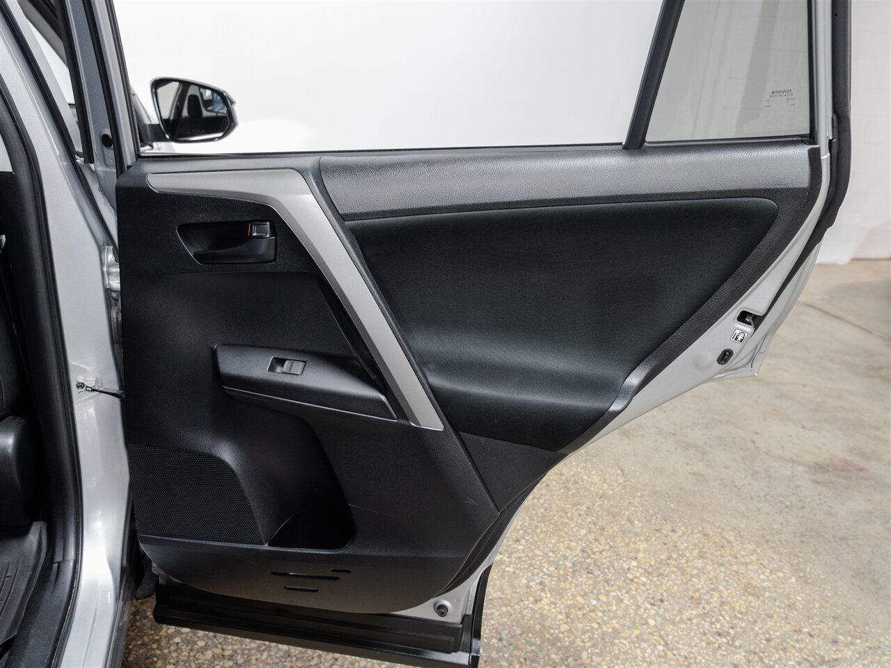 2018 Toyota RAV4 LE   - Photo 34 - Peoria, IL 61615