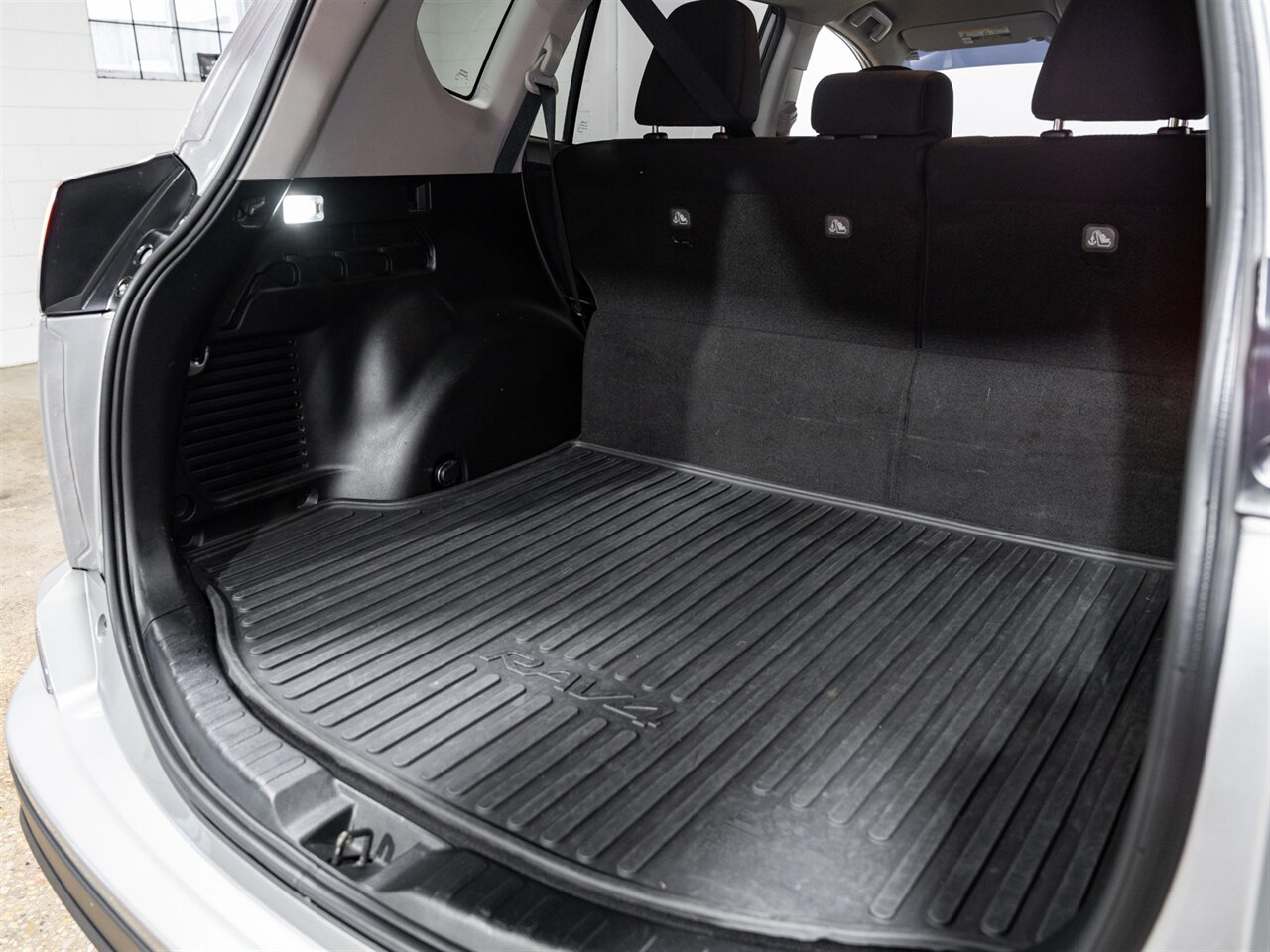2018 Toyota RAV4 LE   - Photo 16 - Peoria, IL 61615