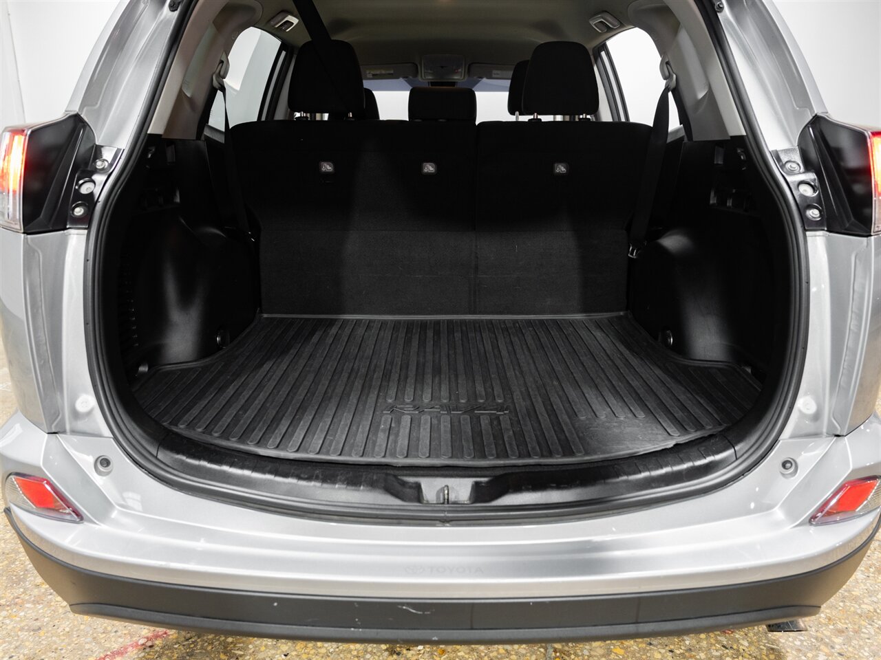 2018 Toyota RAV4 LE   - Photo 14 - Peoria, IL 61615
