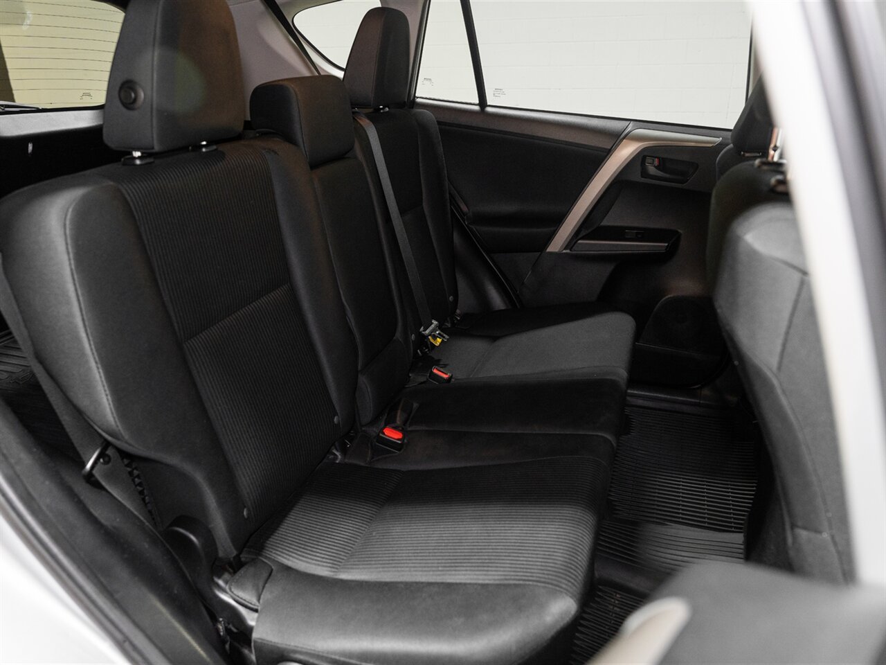 2018 Toyota RAV4 LE   - Photo 24 - Peoria, IL 61615