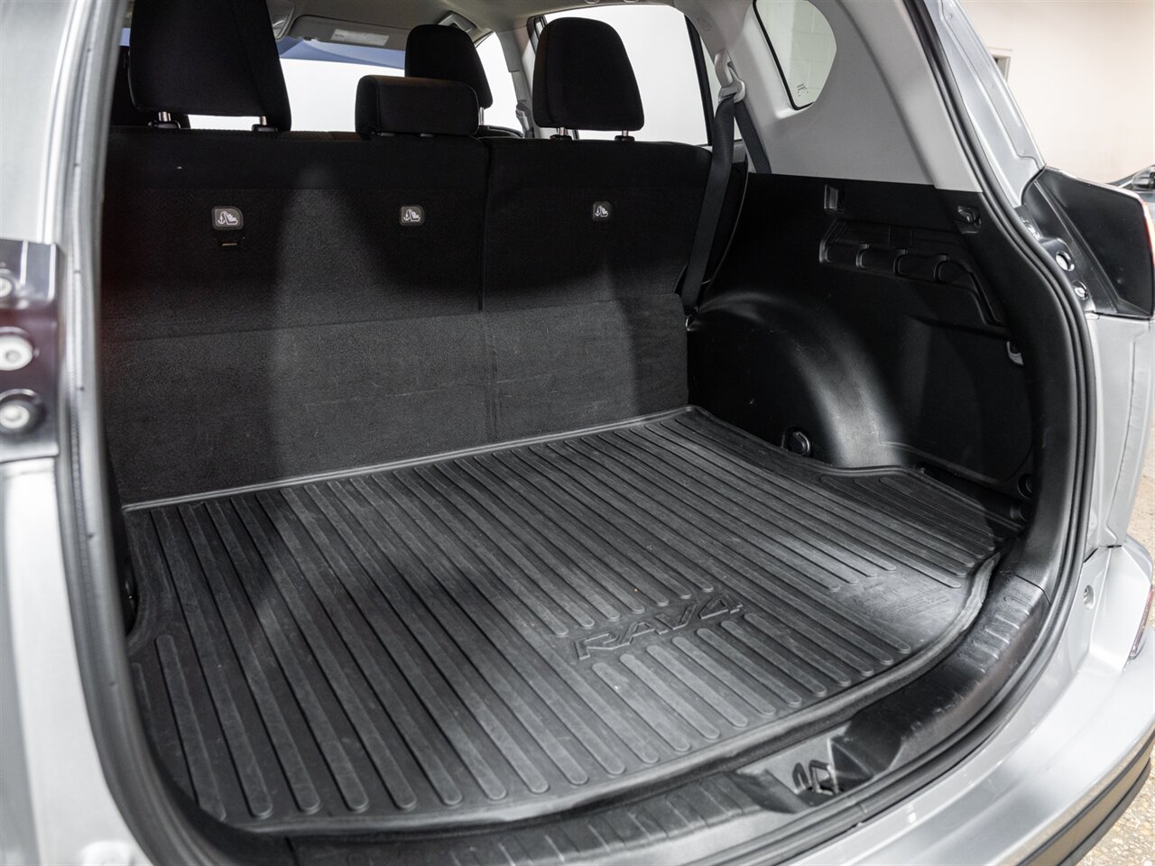 2018 Toyota RAV4 LE   - Photo 15 - Peoria, IL 61615