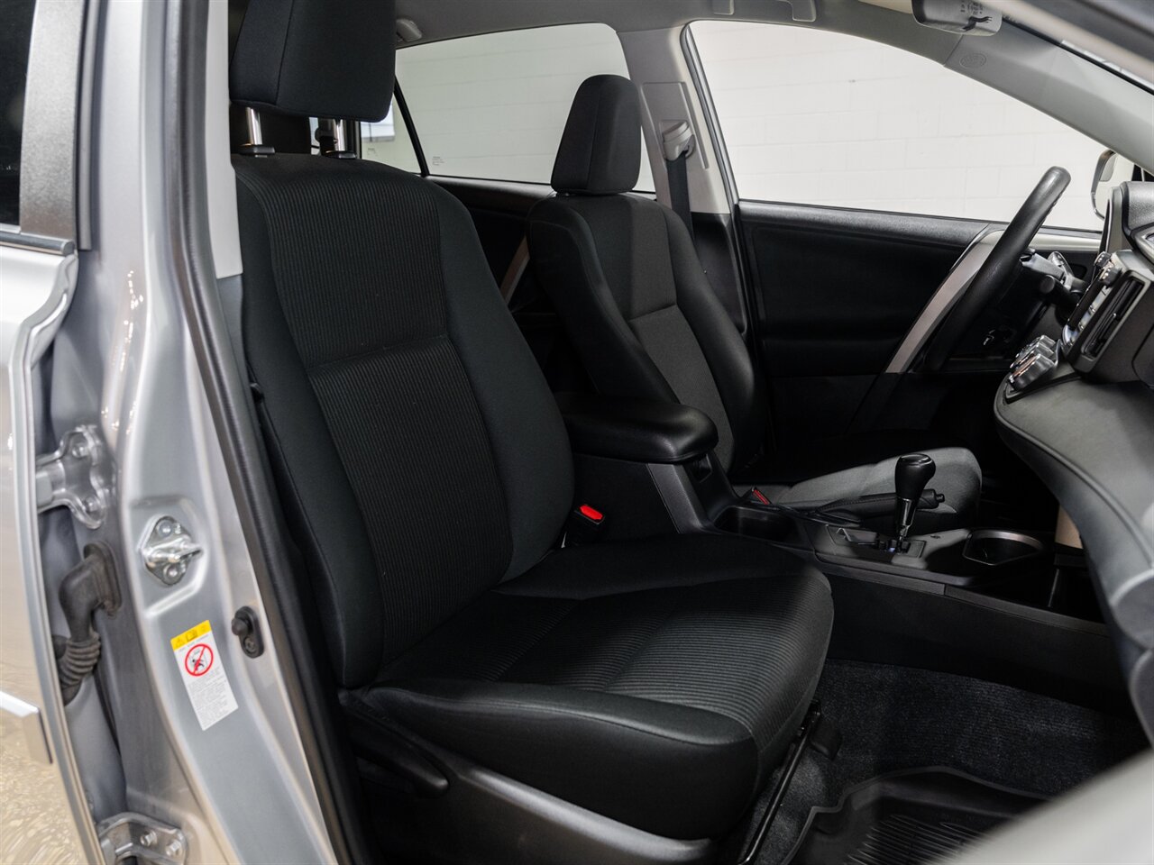 2018 Toyota RAV4 LE   - Photo 23 - Peoria, IL 61615
