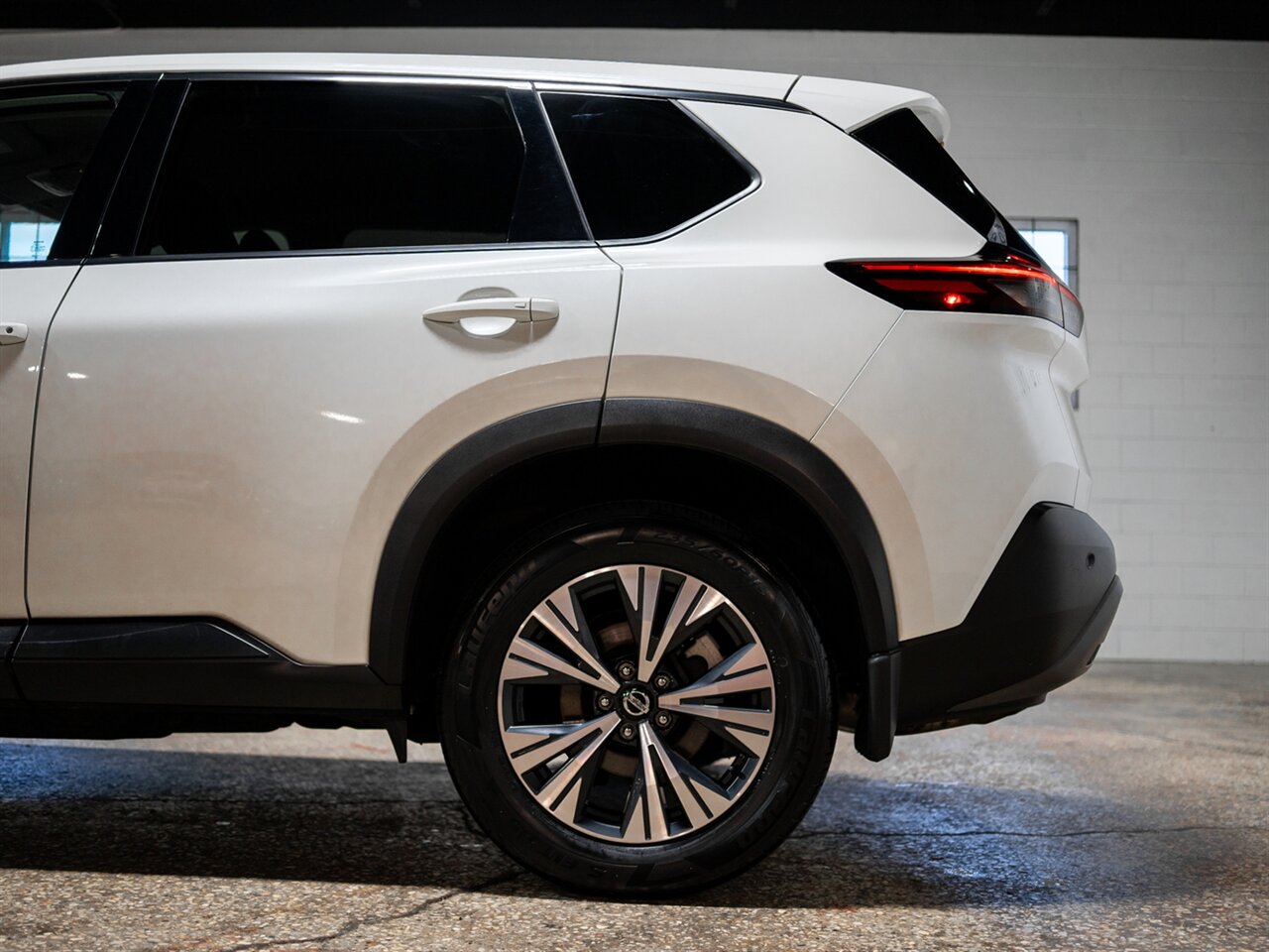 2021 Nissan Rogue SV   - Photo 8 - Peoria, IL 61615