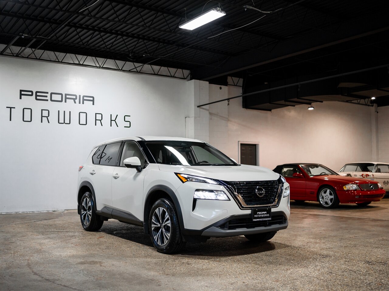 2021 Nissan Rogue SV   - Photo 2 - Peoria, IL 61615