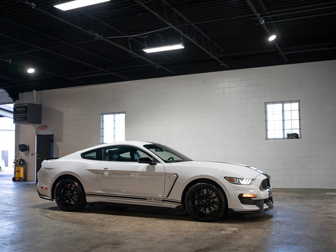2016 Ford Mustang Shelby GT350   - Photo 8 - Peoria, IL 61615