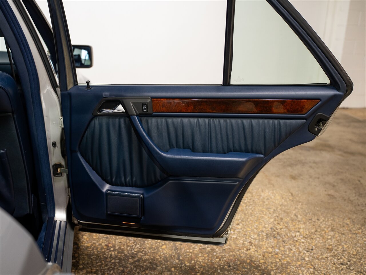 1994 Mercedes-Benz E 500 - Photo 31 - Peoria, IL 61615